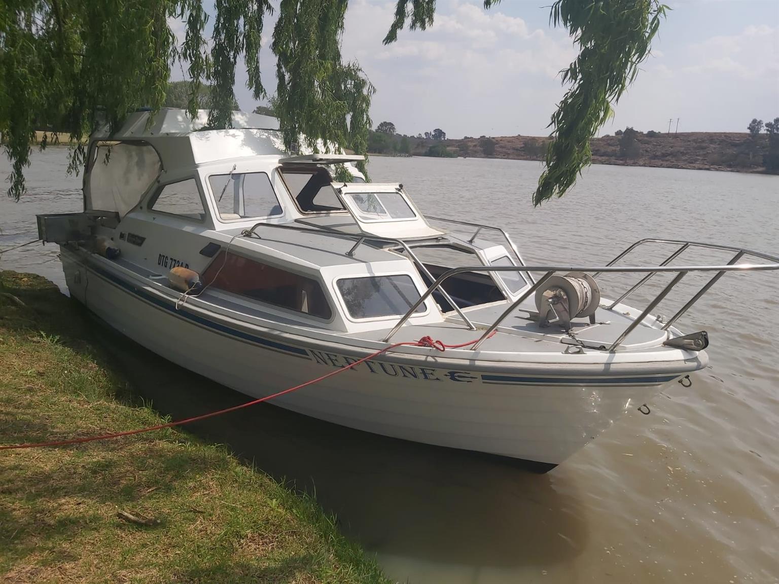 Cabin Cruiser - inboard diesel