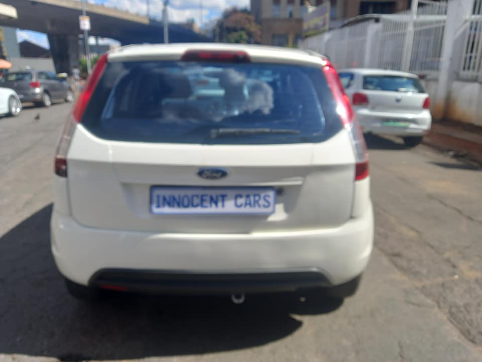 2014 FORD FIGO 1.4 PETROL MANUAL HATCHBACK, WHITE COLOR, MILEAGE 86000KM