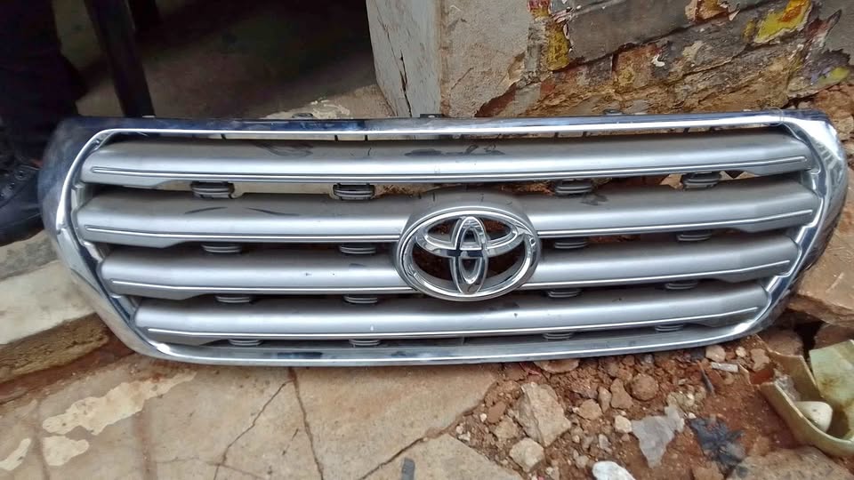Toyota Land cruiser grill - Private Seller Toyota Land cruiser grill - Private Seller