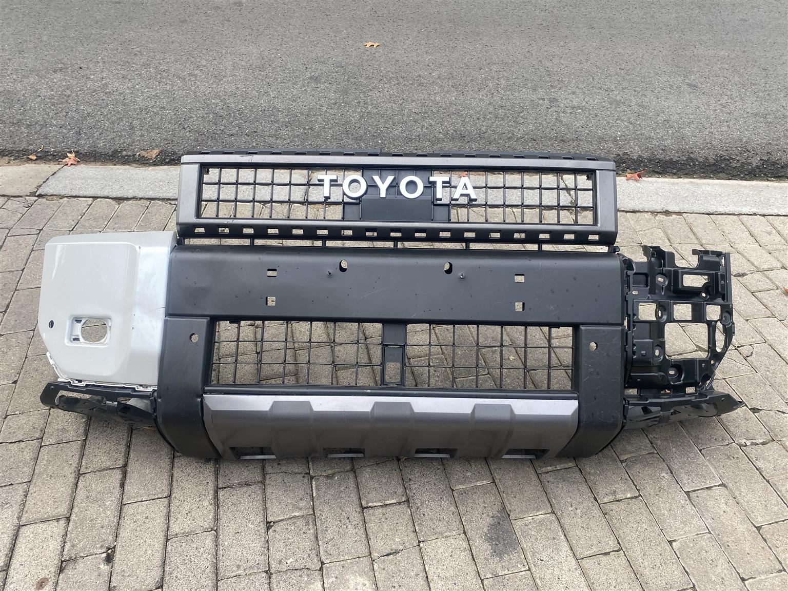 2025 TOYOTA LAND CRUISER PRADO VX-R FRONT BUMPER FOR SALE.IN EXCELLENT CONDITION - Private Seller 2025 TOYOTA LAND CRUISER PRADO VX-R FRONT BUMPER FOR SALE.IN EXCELLENT CONDITION - Private Seller