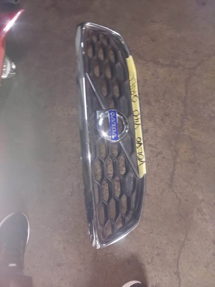 Volvo v40 Grill - Private Seller
