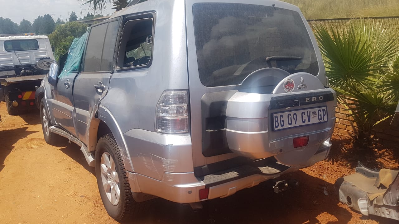 MITSUBISHI PAJERO 3.2 BK LWB SILVER BODY PARTS - Private Seller MITSUBISHI PAJERO 3.2 BK LWB SILVER BODY PARTS - Private Seller