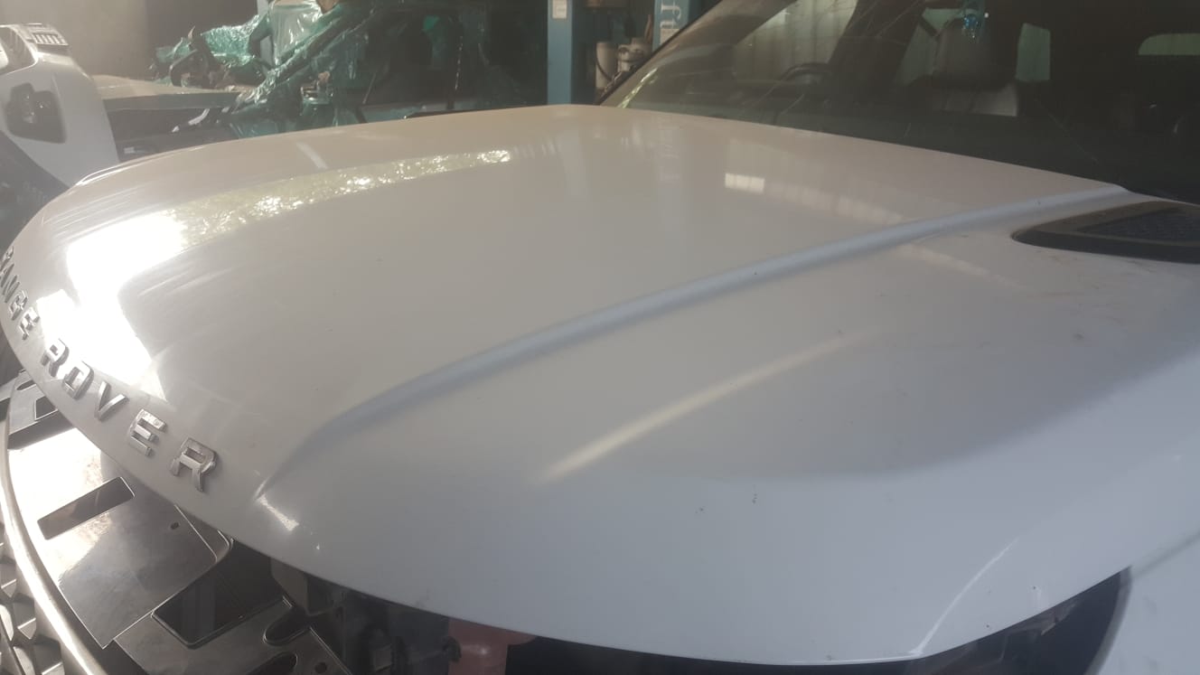 2016 Range Rover Sport 3.0l SDV6 SE Bonnet – White in colour 2016 Range Rover Sport 3.0l SDV6 SE Bonnet – White in colour