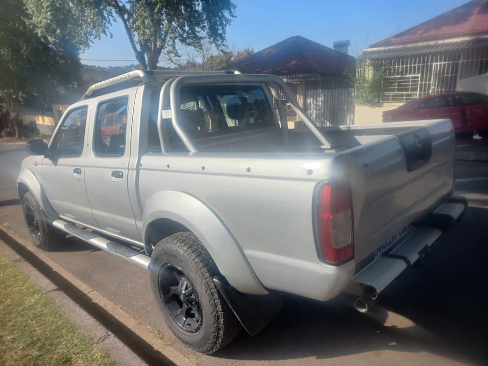 2010 NISSAN NP300 BAKKIE DOUBLE CAB 2.0 PETROL, MANUAL, SILVER COLOR, MILEAGE 160000KM