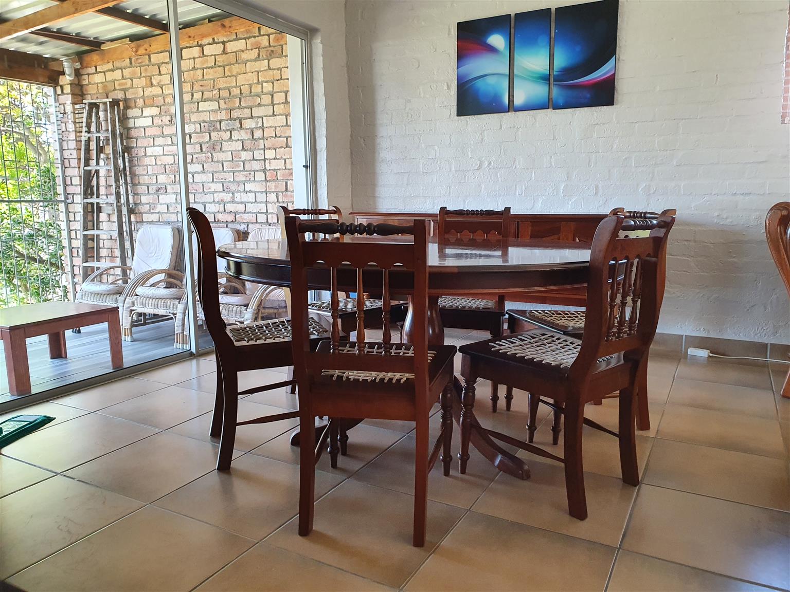 Dining room table (round) Side board. 6x chairs. Solid Valueable Wood.