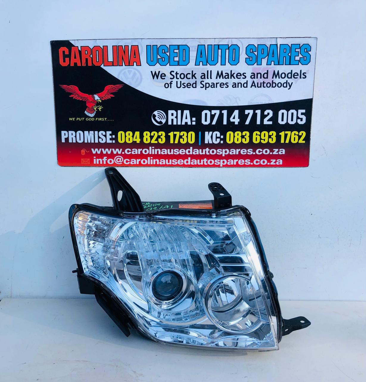 Mitsubishi Pajero right side xenon headlight with park lights - Private Seller Mitsubishi Pajero right side xenon headlight with park lights - Private Seller