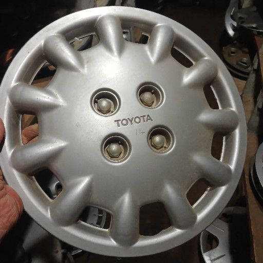 Toyota wheel cap - Private Seller Toyota wheel cap - Private Seller