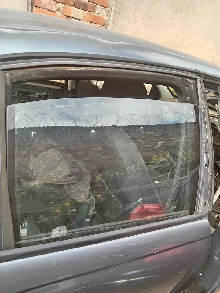 Chevrolet lumina 2006 right rear door glass