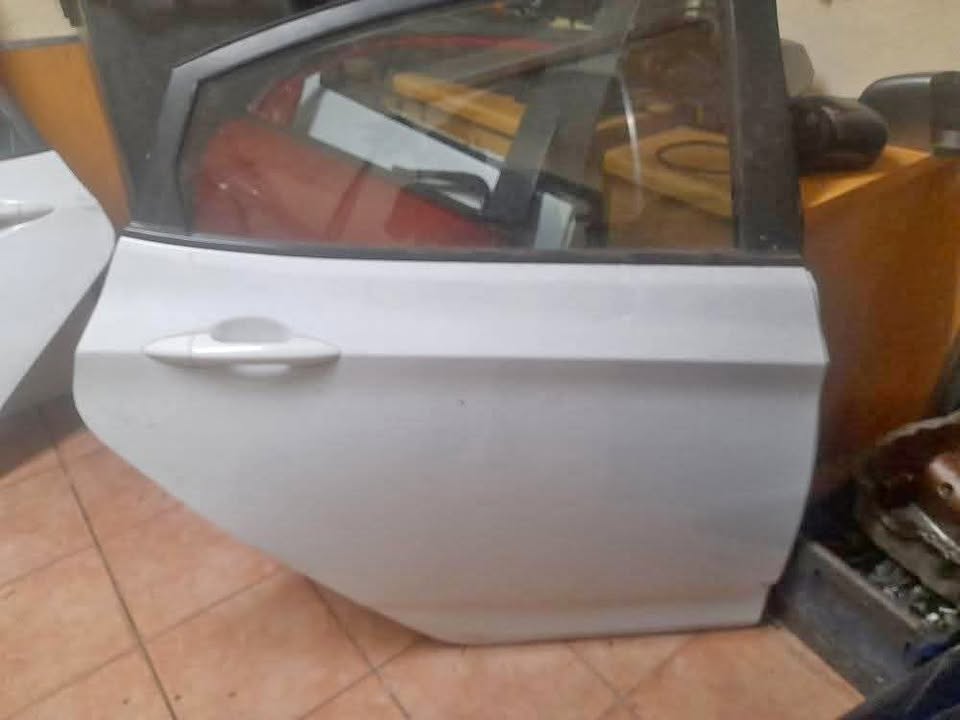 HYUNDAI ACCENT RIGHT BACK DOOR AVAILABLE - Private Seller HYUNDAI ACCENT RIGHT BACK DOOR AVAILABLE - Private Seller