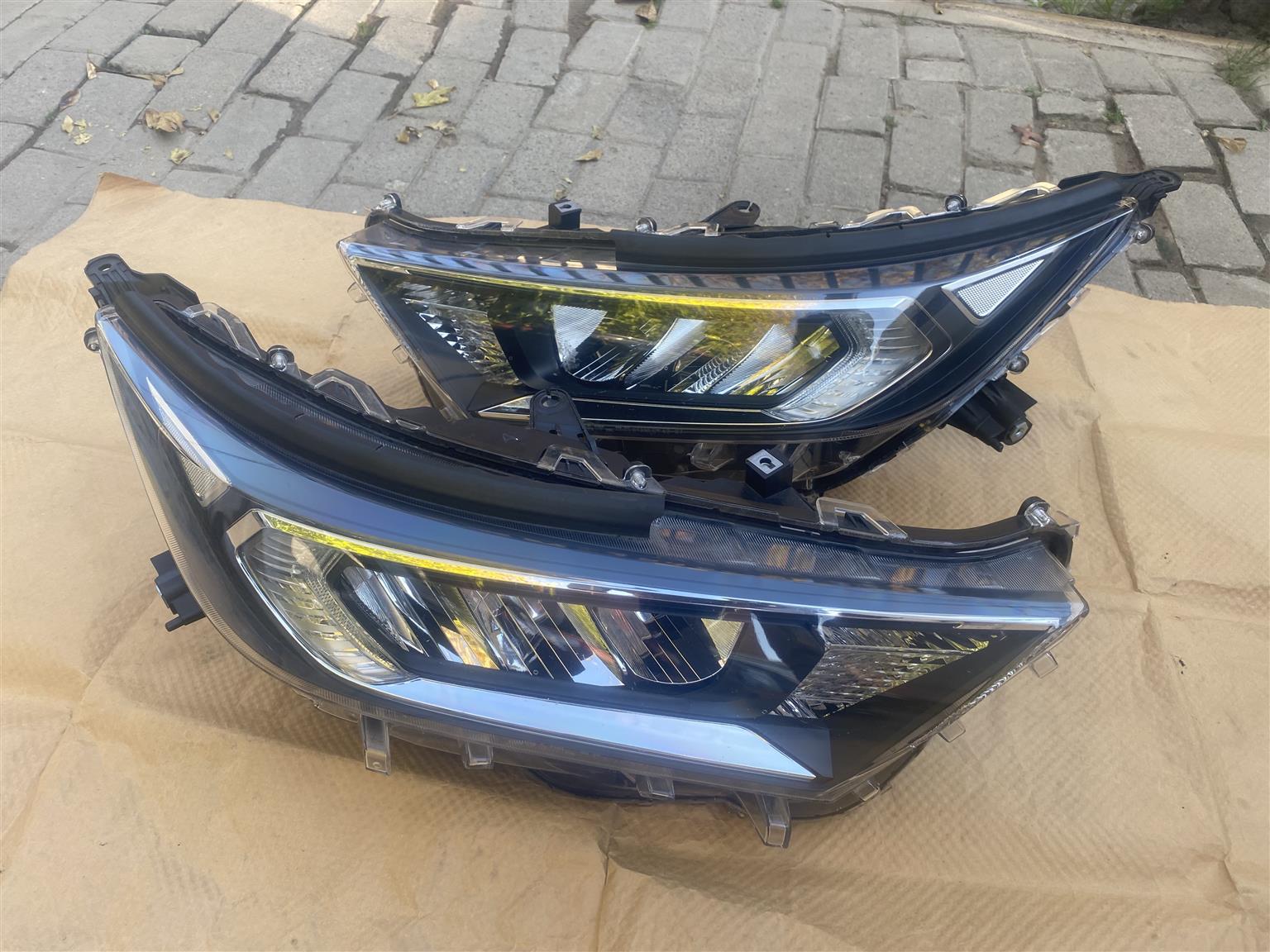 2024 TOYOTA RAV4 FULL LED HEADLIGHTS FOR SALE. IN PRISTINE CONDITION