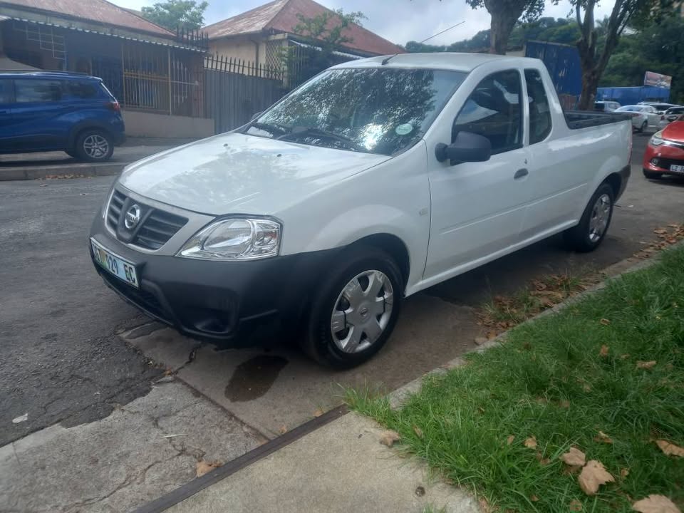 Clean NEAT 2018 Nissan Np200 1.6 Petrol, Manual, White Color, 90000kms