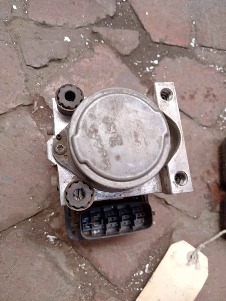 Toyota Quantum 2.5d 2kd abs pump Toyota Quantum 2.5d 2kd abs pump