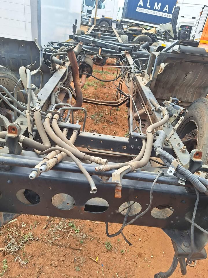 Nissan UD95 chasis with diffs&suspension stripping for parts