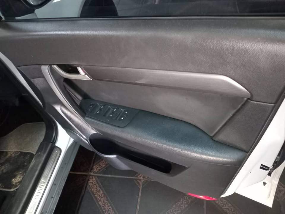 2010 Chevrolet Captiva 2.4 LTZ White, Automatic, Petrol Service book