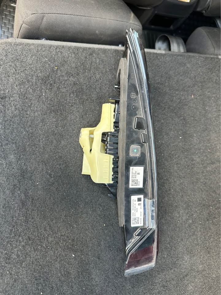 BMW G22 right side inner taillight - Private Seller BMW G22 right side inner taillight - Private Seller