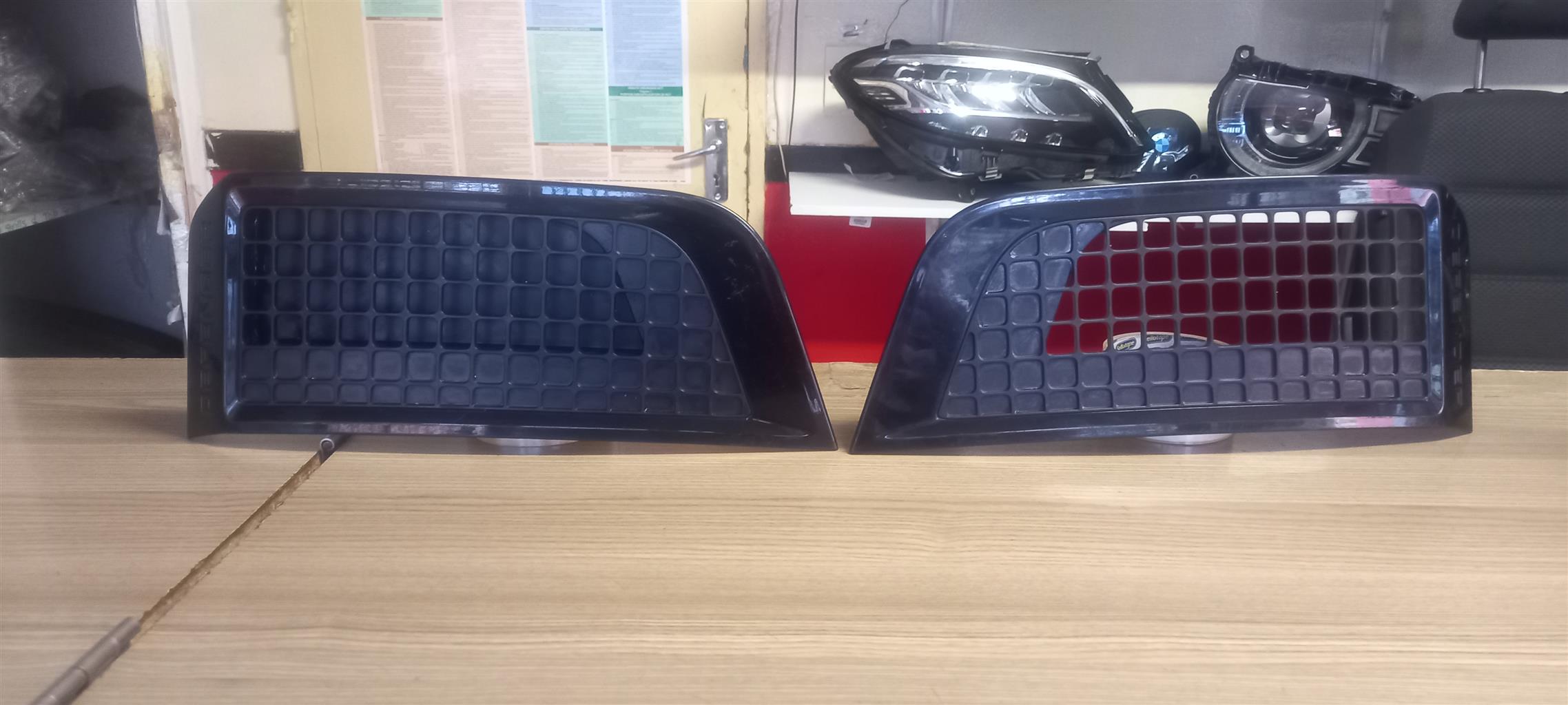 2023 LAND ROVER DEFENDER FENDER GRILLS LEFT AND RIGHT - Private Seller 2023 LAND ROVER DEFENDER FENDER GRILLS LEFT AND RIGHT - Private Seller