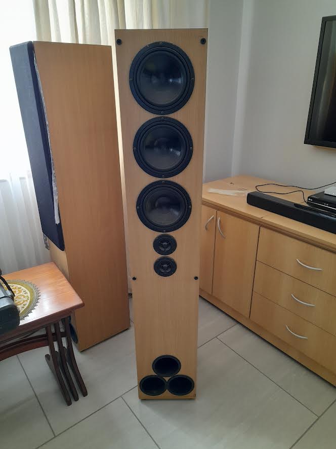Hi-Fi speakers