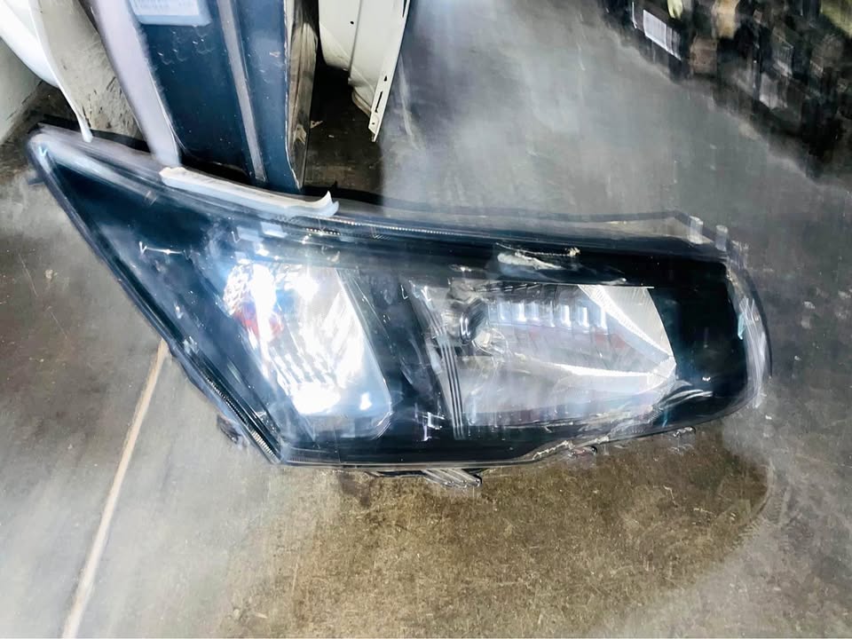 Mahindra XUV300 headlight - Private Seller Mahindra XUV300 headlight - Private Seller