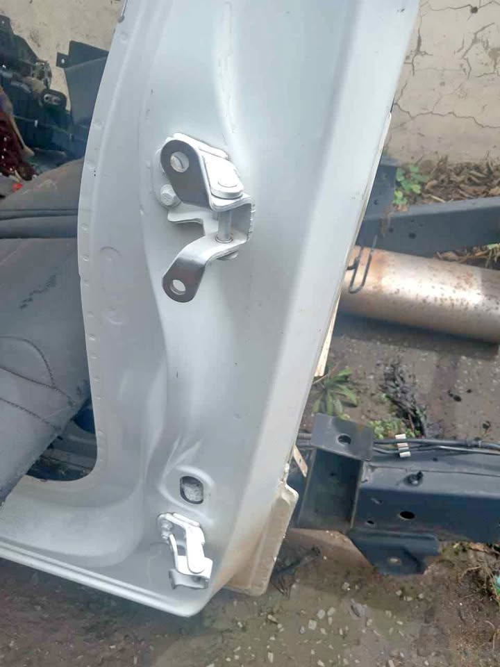 Ford ranger t6 2.2 clubcab left rear door hinges - Private Seller Ford ranger t6 2.2 clubcab left rear door hinges - Private Seller