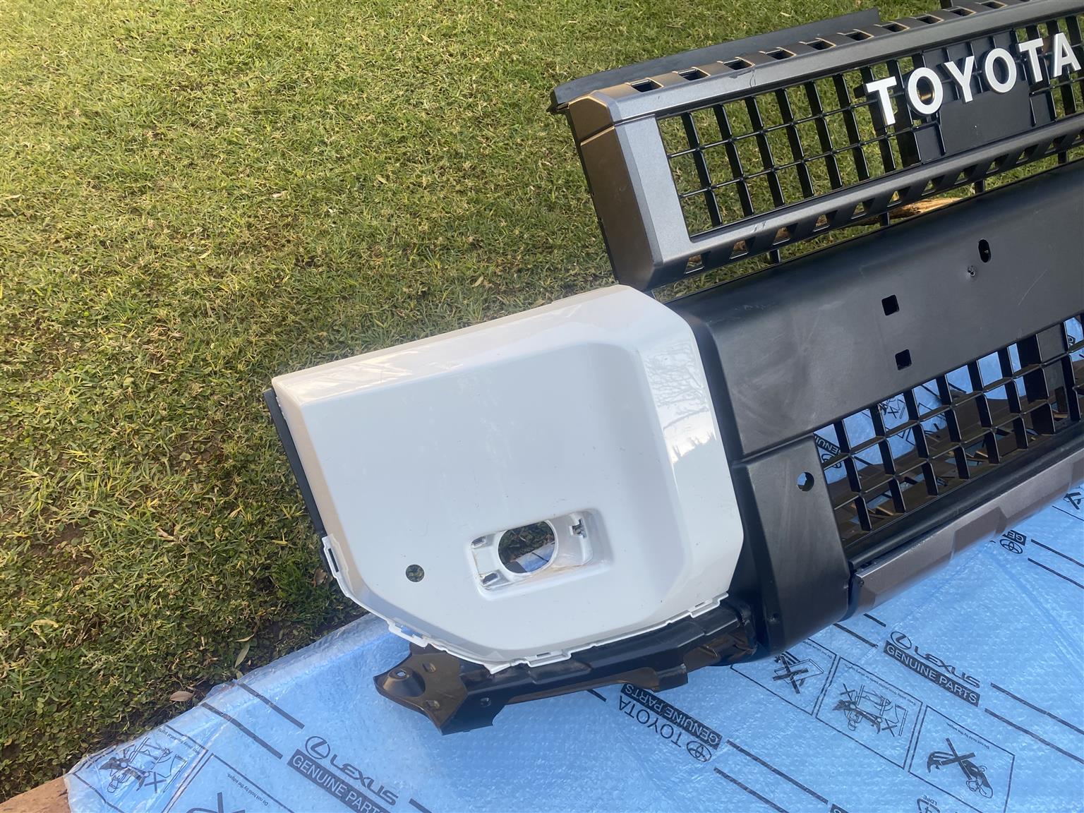 2025 TOYOTA LAND CRUISER PRADO VX-R FRONT BUMPER FOR SALE.IN PRISTINE CONDITION
