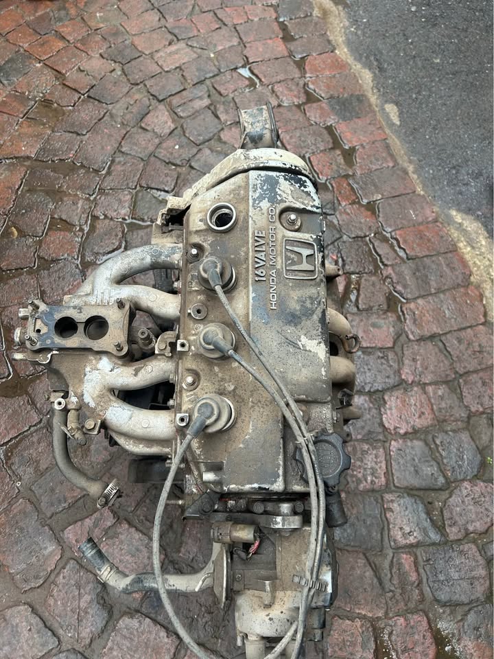 Honda D15b carb Engine stripping Stripping for parts Call or whatsapp - Private Seller Honda D15b carb Engine stripping Stripping for parts Call or whatsapp - Private Seller
