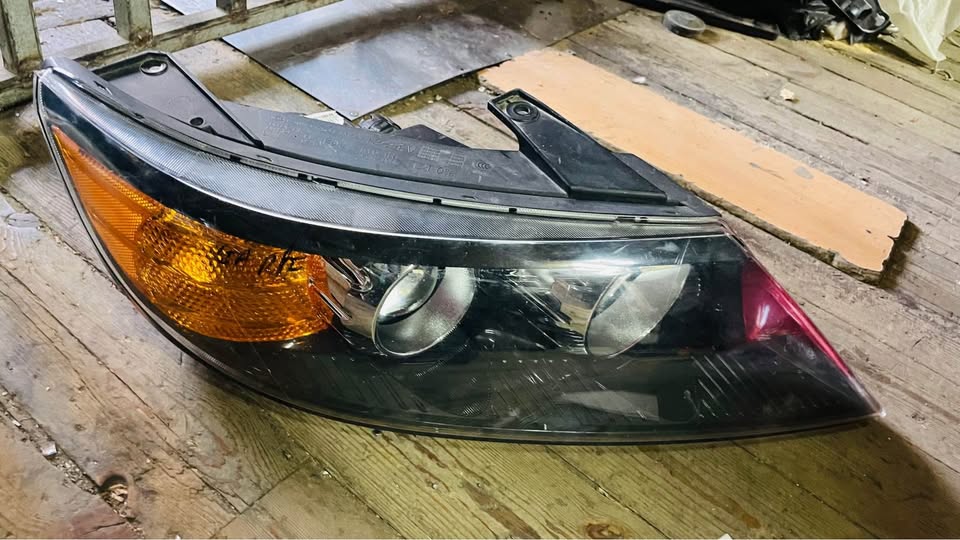 KIA Sorento headlight - Private Seller KIA Sorento headlight - Private Seller