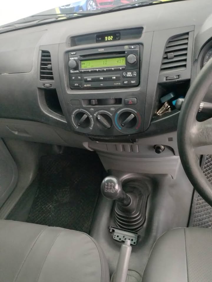 2011 TOYOTA HILUX 2.0VVTI SINGLE CAB CANOPY MANUAL