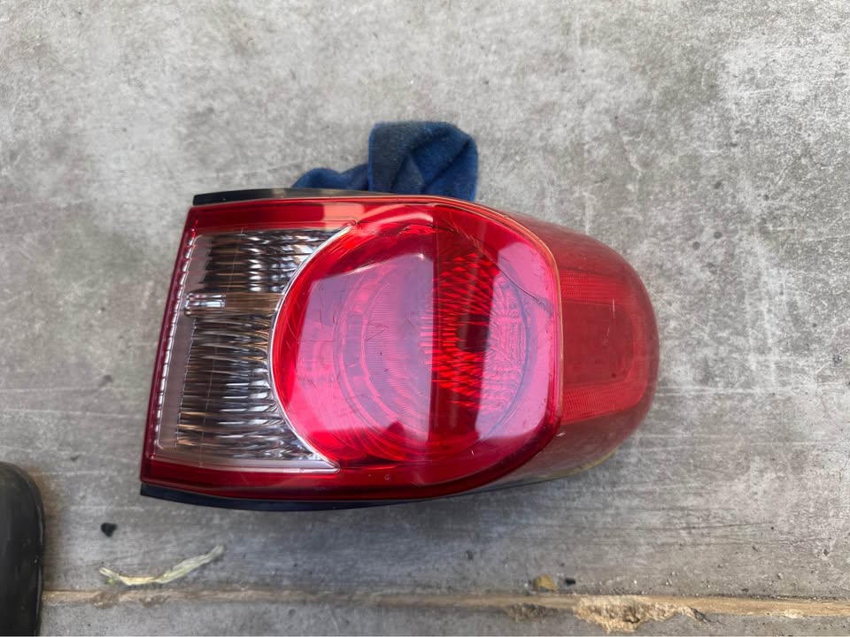 TOYOTA FJ CRUISER RIGHT SIDE TAILLIGHT LAMP - Private Seller