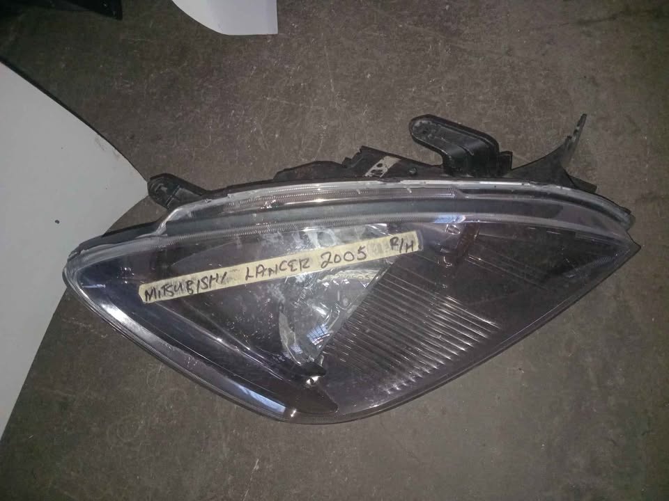 Mitsibushi lancer 2005 right headlight