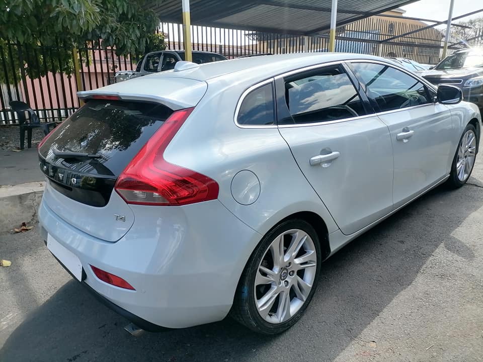 2013 Volvo V40 T4 Automatic Transmission with a leather interior and Full service history