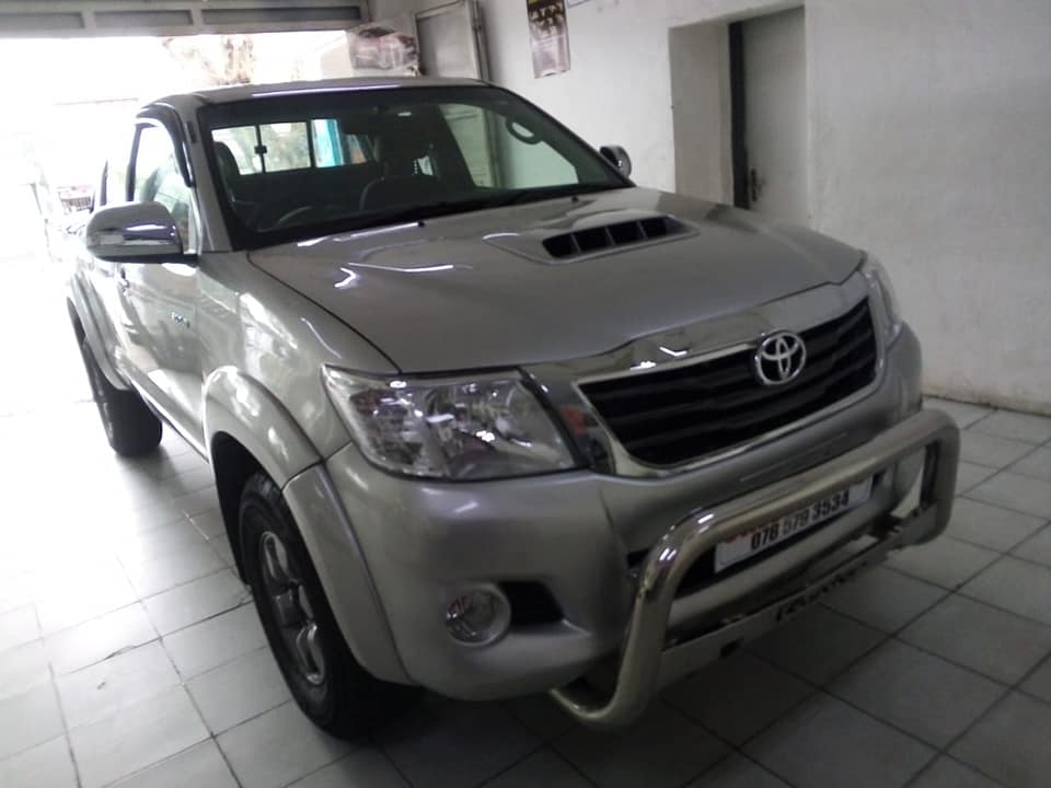2011 TOYOTA HILUX 3.0 D4D EXTRA CAB 4X4 MANUAL SILVER DIESEL TOWBAR