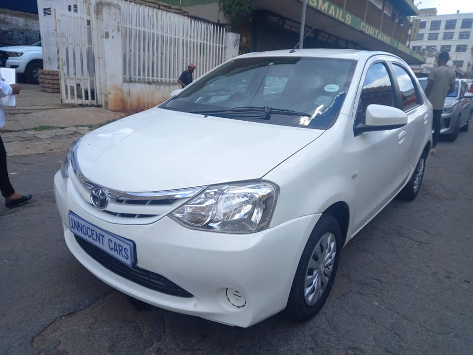 2015 TOYOTA ETIOS SEDAN 1.5 PETROL, MANUAL, WHITE COLOUR, MILEAGE 89000KM