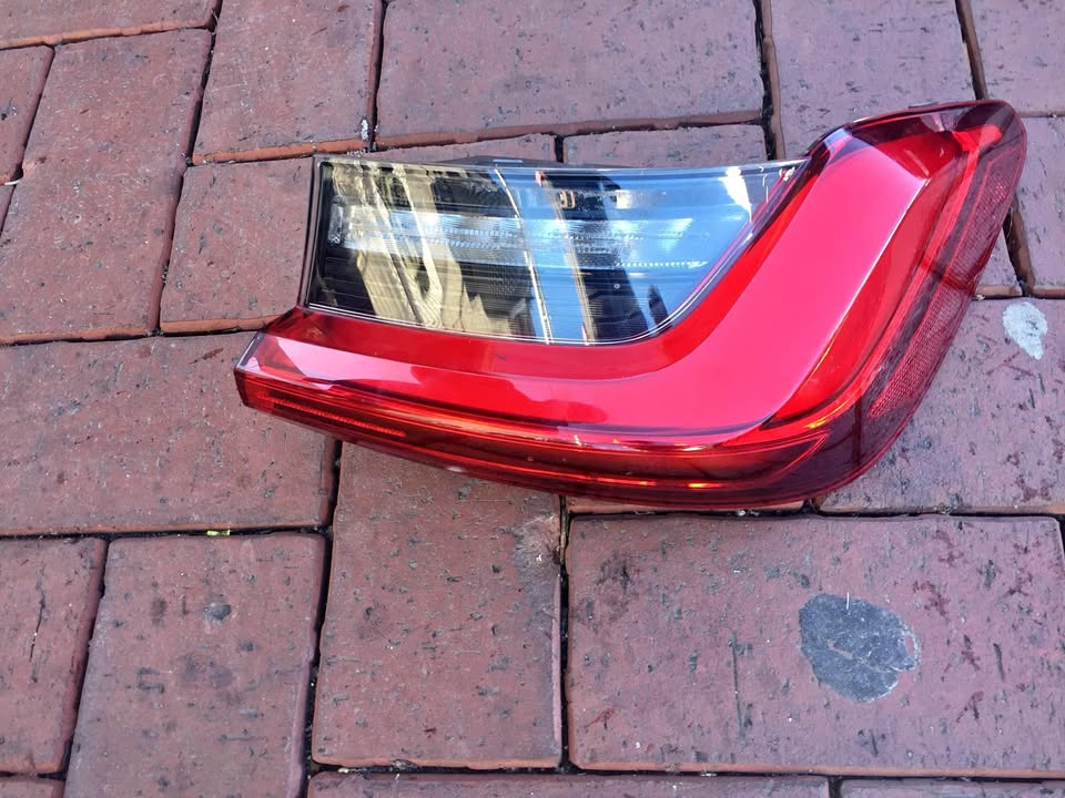 BMW G20 taillights for sell in good condition nice and clean - Private Seller BMW G20 taillights for sell in good condition nice and clean - Private Seller