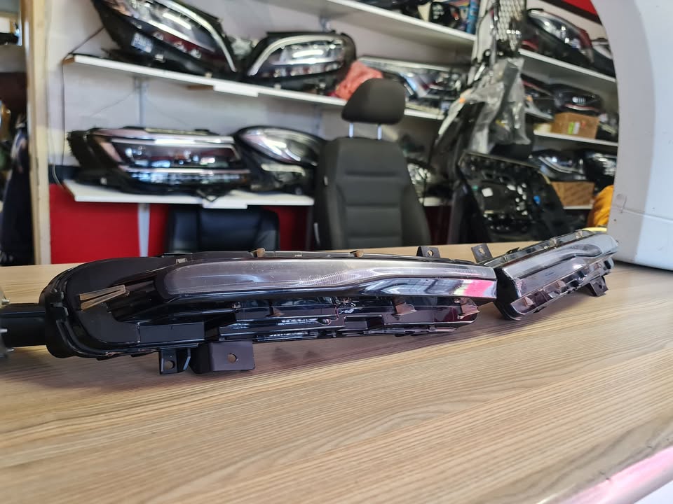 2018 VOLVO V40 LED FOGLIGHTS/DAYTIME RUNNING LEFT AND RIGHT FOR SALE IN PRISTINE CONDITION - Private Seller 2018 VOLVO V40 LED FOGLIGHTS/DAYTIME RUNNING LEFT AND RIGHT FOR SALE IN PRISTINE CONDITION - Private Seller