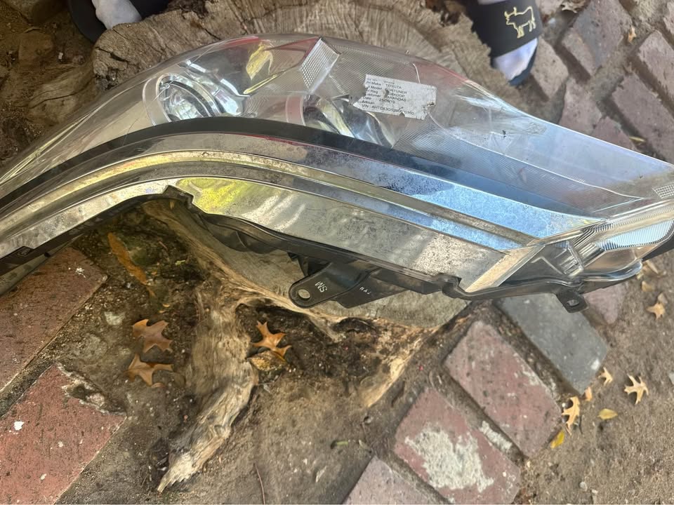 Toyota fortuner headlight - Private Seller Toyota fortuner headlight - Private Seller