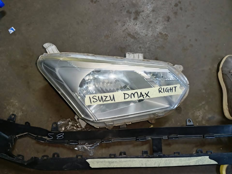 Isuzu D-Max Right Headlight - Private Seller Isuzu D-Max Right Headlight - Private Seller
