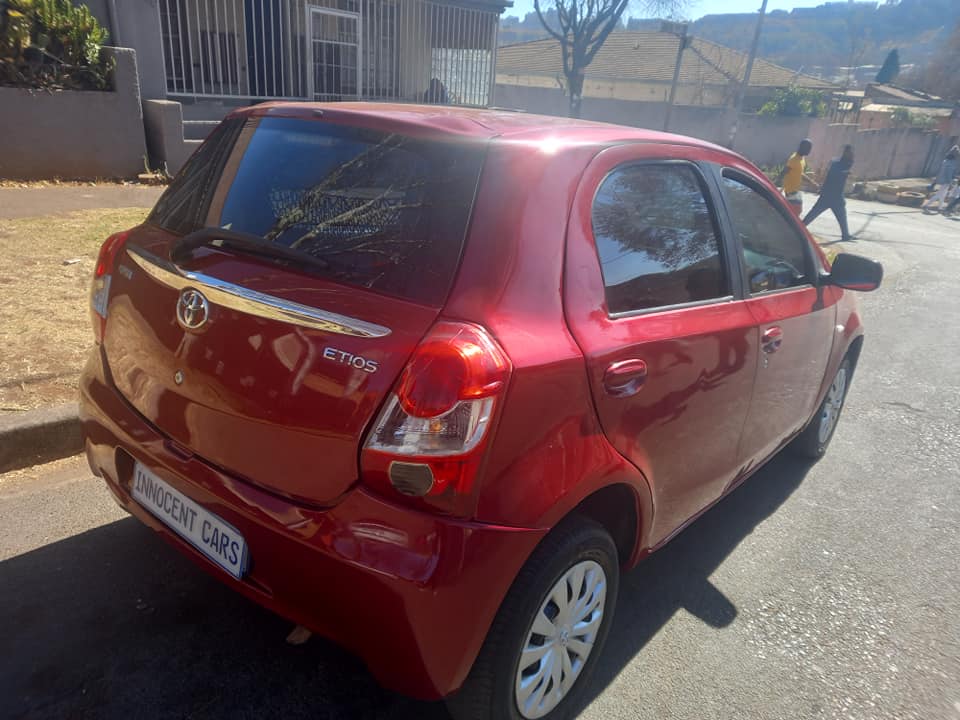 2013 TOYOTA ETIOS HATCHBACK 1.5 ENGINE PETROL, MANUAL, MAROON COLOR,