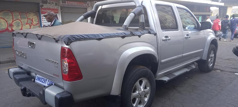 USED 2010 ISUZU KB300 DIESEL, 4X4 DOUBLE CAB, SILVER COLOUR, MILEAGE 150000KM,