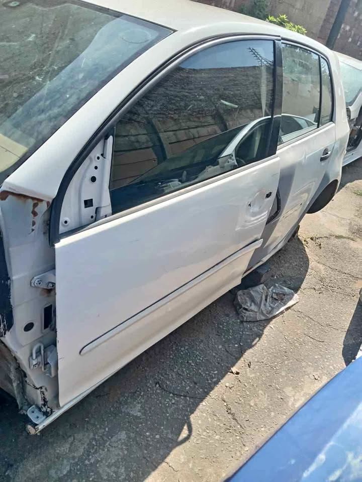Vw golf 5 2.0tdi left front door