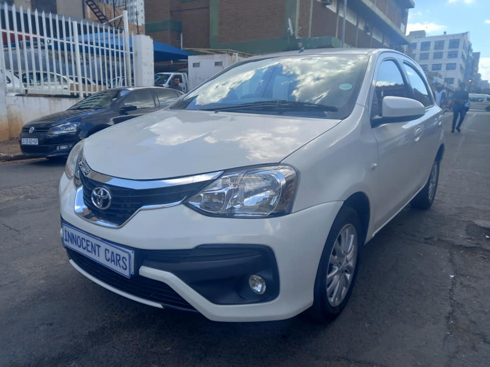 2017 TOYOTA ETIOS HATCHBACK 1.5 PETROL, MANUAL TRANSMISSION, WHITE COLOUR