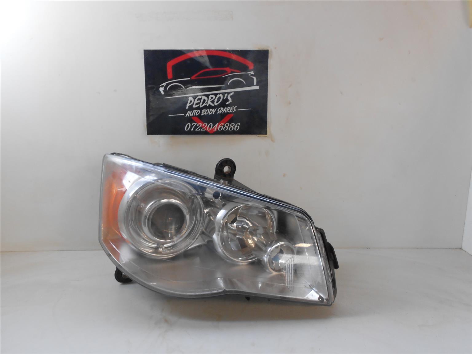 Chrysler voyager Right headlight - Private Seller