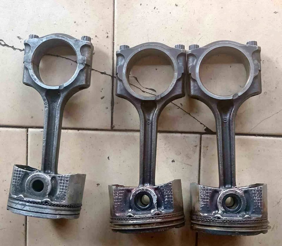 Ford focus 1.6 Z6 conrods with pistons - Private Seller Ford focus 1.6 Z6 conrods with pistons - Private Seller