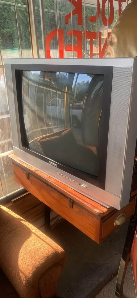 Logic 74 cm tv R500 280 Steve Biko road  Gezina  Pretoria