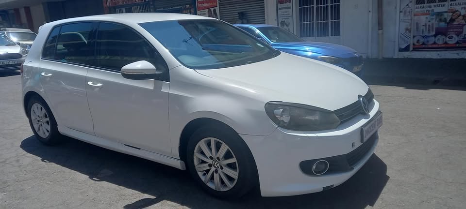 2012 VW GOLF VI 1.6 TDI DIESEL, MANUAL TRANSMISSION, WHITE IN COLOUR,