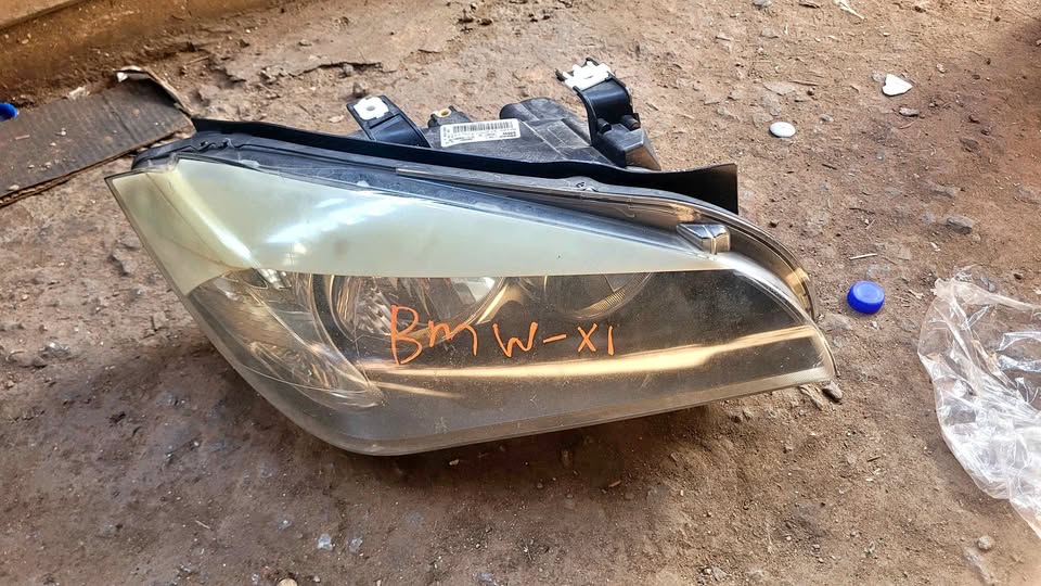 BMW X1 F48 Normal Headlight Normal - Private Seller BMW X1 F48 Normal Headlight Normal - Private Seller