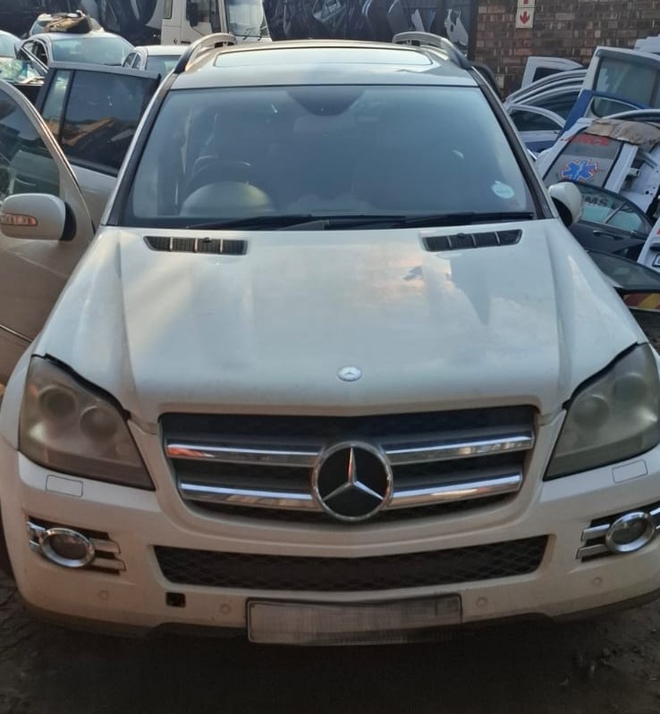 Mercedes-Benz GL320 X164 stripping used spares parts in white