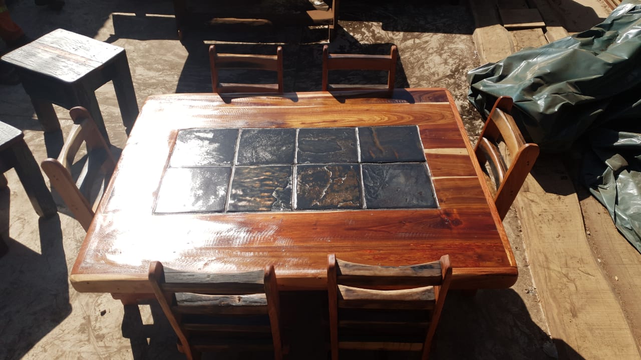 6sitplek tafel en stoele
