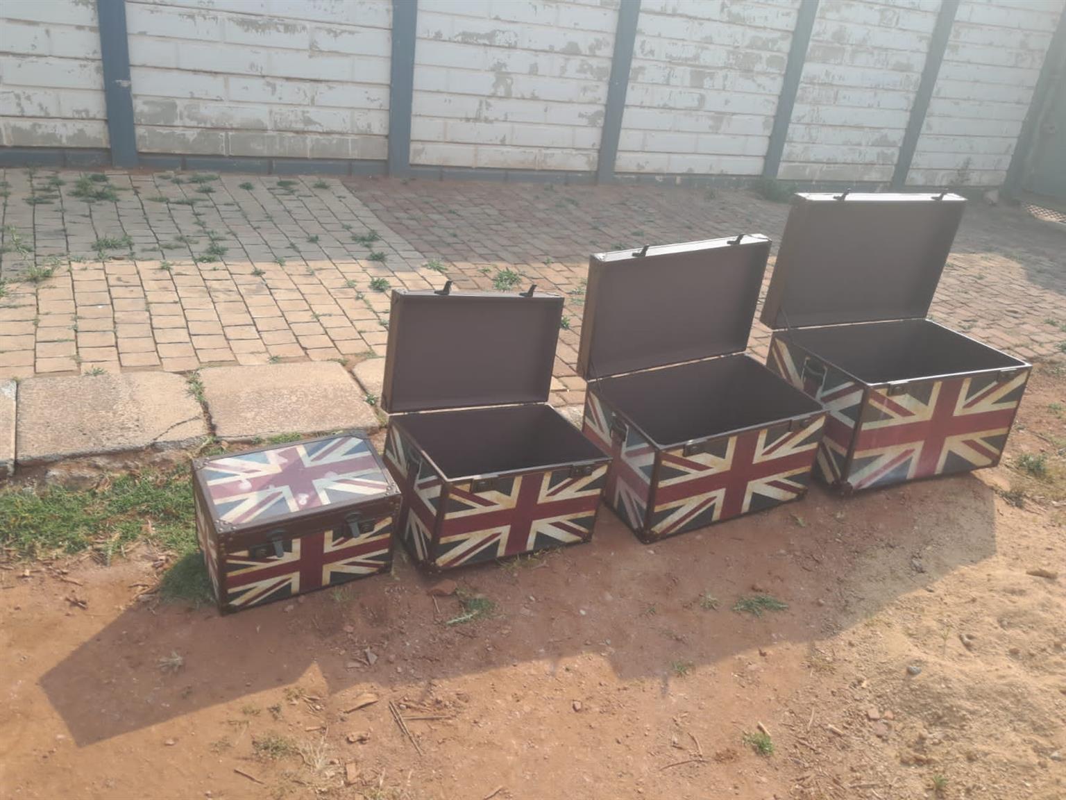 4x various vintage Union Jack travel trunks
