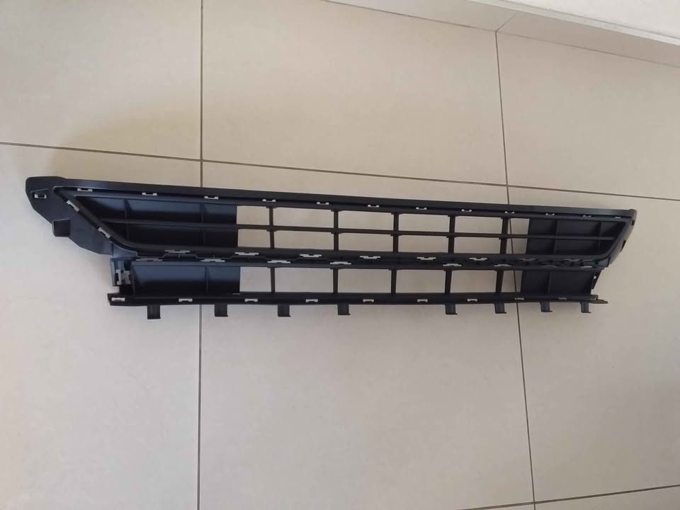 VW POLO MK8 19/21 BRAND NEW BRAND NEW LOWER CENTER GRILLES PRICE