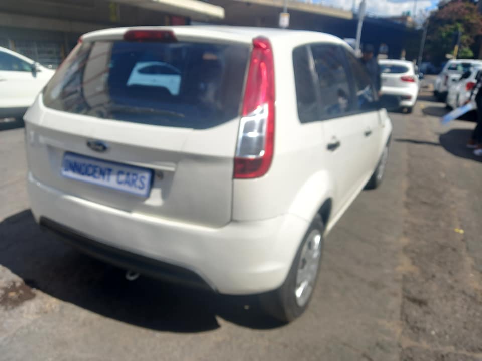 2014 FORD FIGO 1.4 PETROL MANUAL HATCHBACK, WHITE COLOR, MILEAGE 86000KM